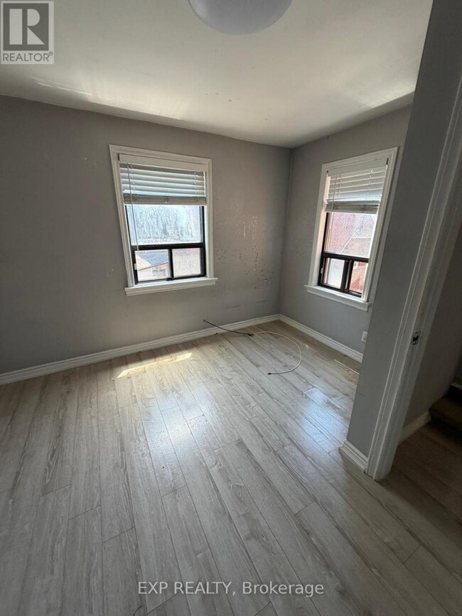 Photo - 677 Durie St