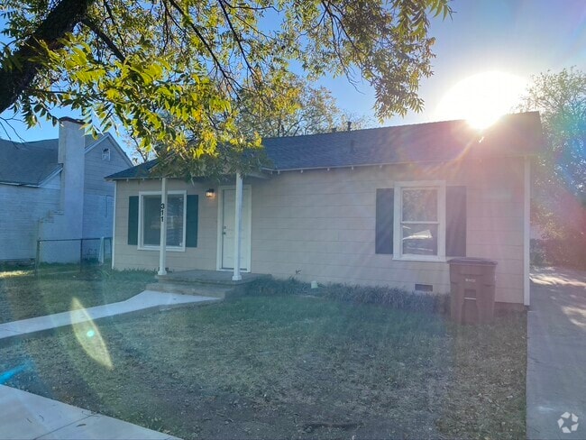 Building Photo - 311 N Van Buren St Rental