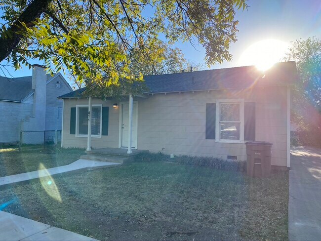 Photo - 311 N Van Buren St House