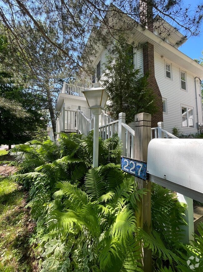 Building Photo - AVAILABLE AUGUST 1ST - Beautiful Single Fa... Rental