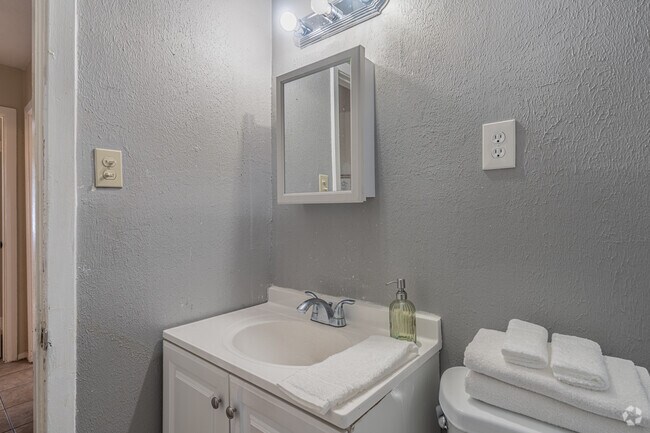 2BR, 1BA - 850SF