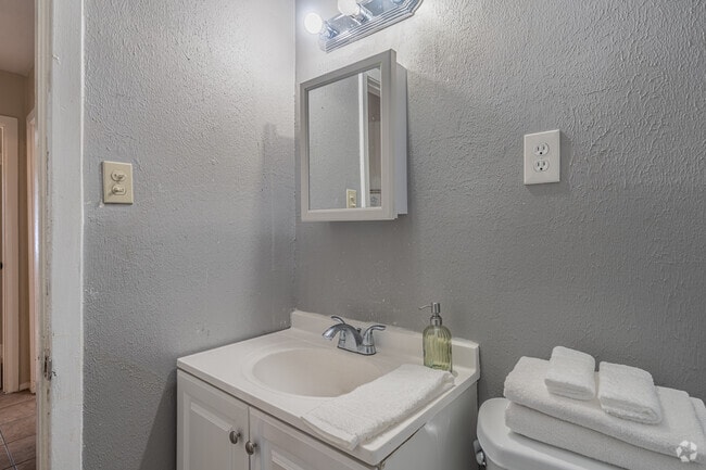2BR, 1BA -850SF - Riverbend