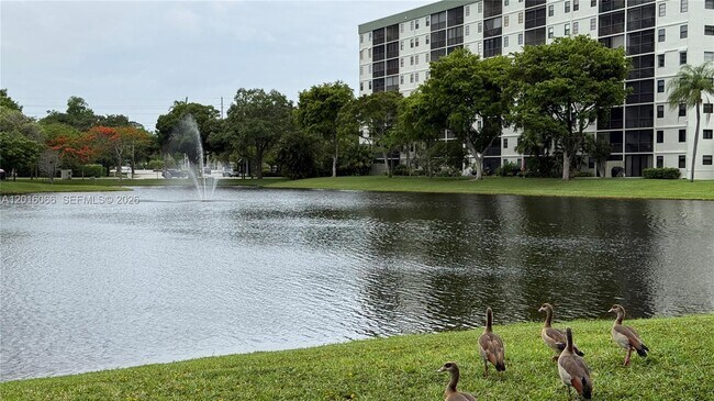 Building Photo - 2236 N Cypress Bend Dr Unit 207