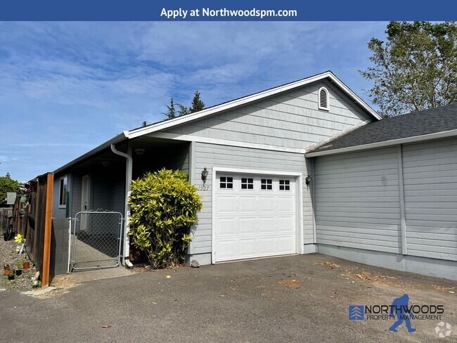 Building Photo - Nice 2 Bedroom 1.5 Bath Duplex Rental