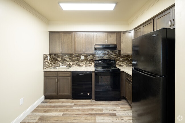 1BR, 1BA - 900 SF