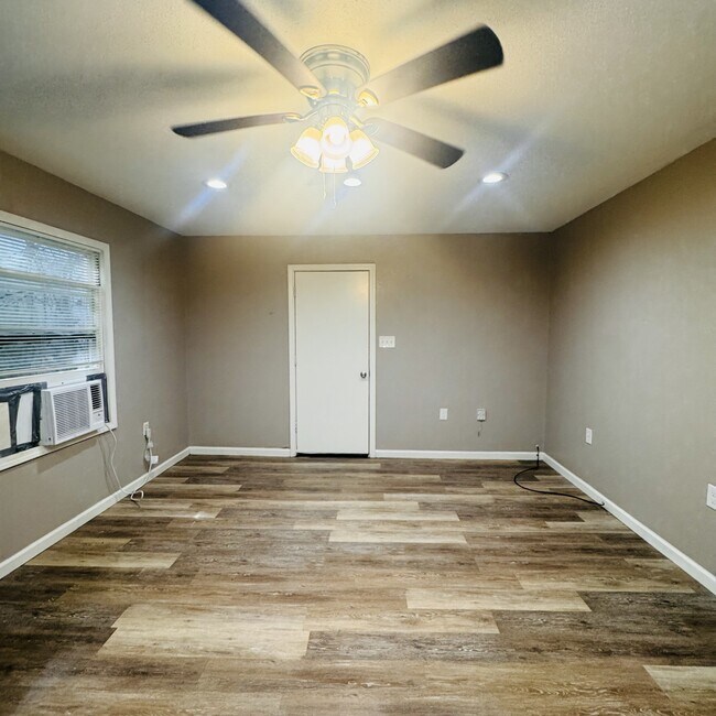 Photo - 2614 Smith St Unidad Rear (122.001.002)
