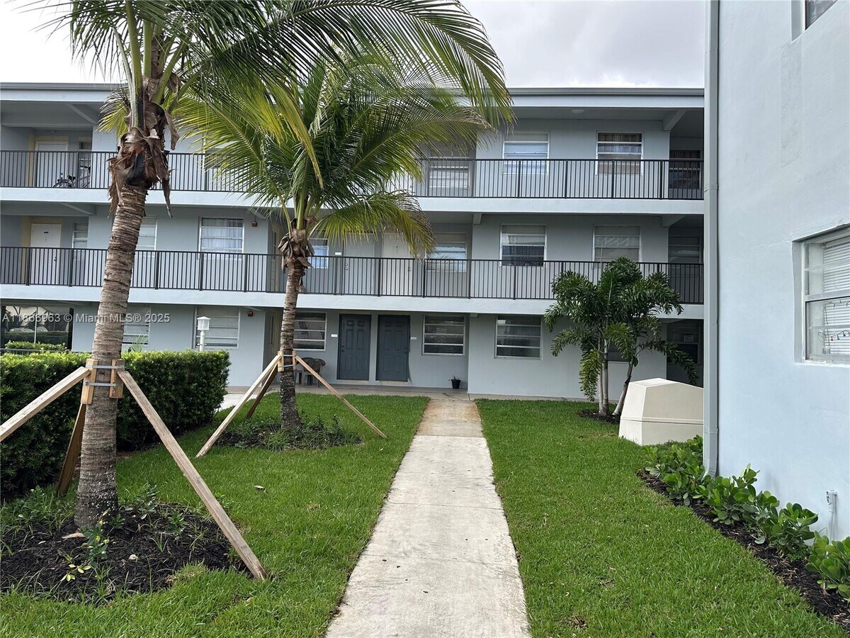 Photo - 1100 NE 1st Ct Unidad 111