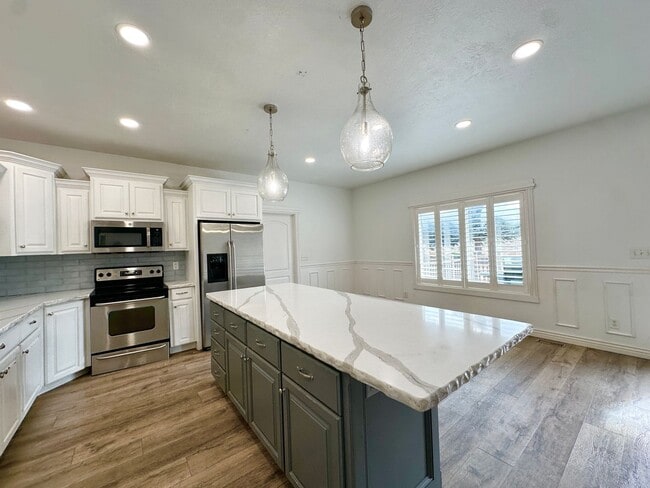 Building Photo - Stunning 6 Bed / 3 Bath | Great Location | Expansive Living Space