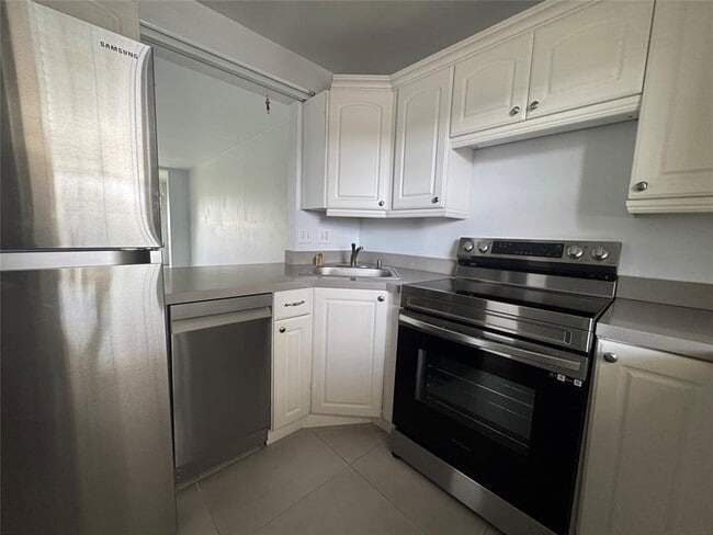 Photo - 9235 Lagoon Pl Unidad 310