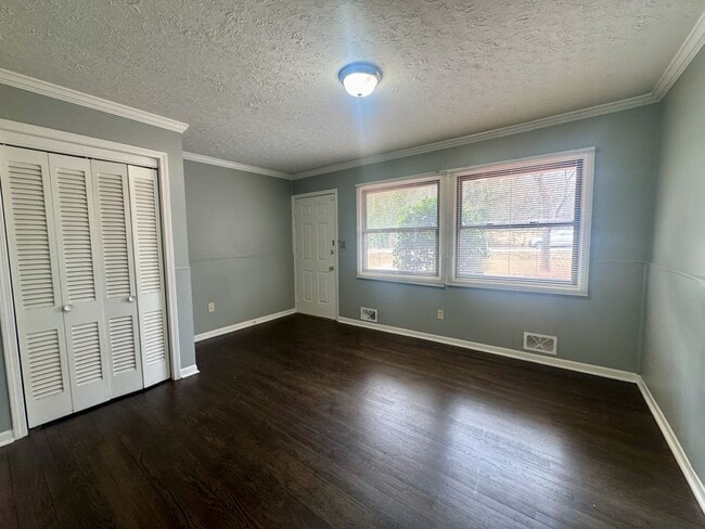 Photo - Convenient in Cobb!