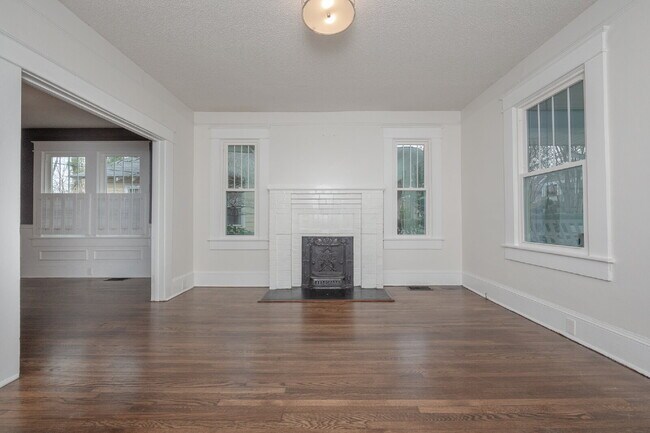 Photo - Beautiful 3-Bedroom, 2-Bath Bungalow with ... Apartamento