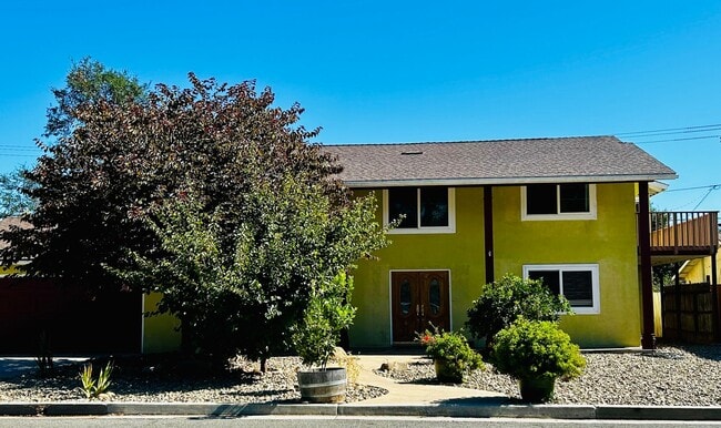 Building Photo - Spacious 4 Bedroom 4 Bath Ojai Home