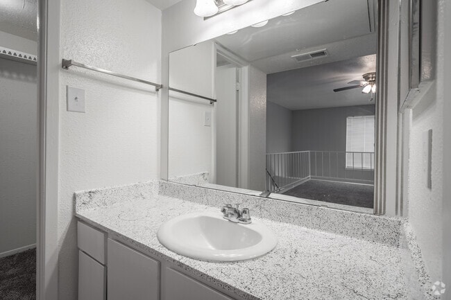 1BR, 1BA - 736SF - Bathroom