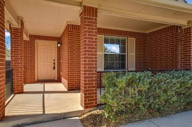 Photo - 537 MacKenzie Way