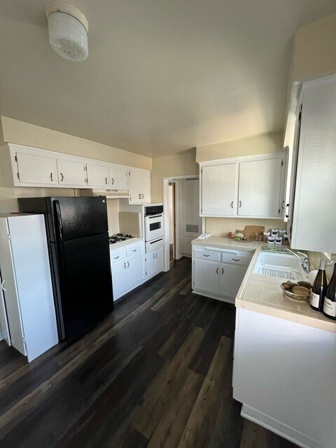 Kitchen - 940 W 25th St Apartments Unit #3