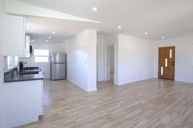 Photo - 4913 Lynnfield St