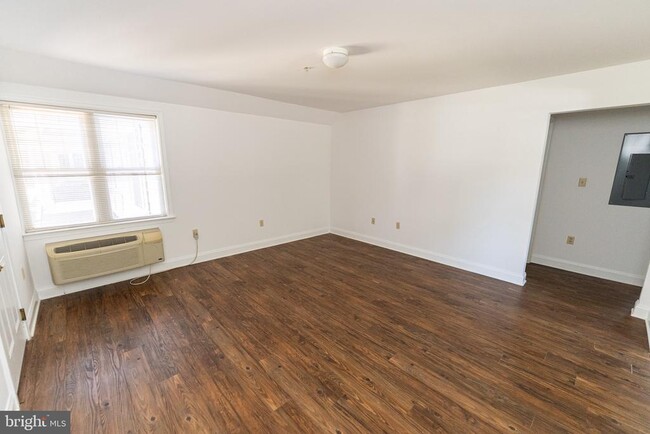 Photo - 804 Travers St Unit 2