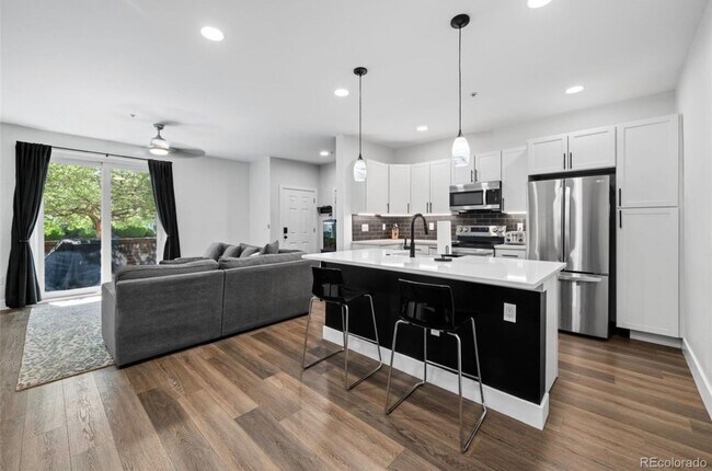 Photo - Bright 1 Bed Condo with Fitness Center & Prime Superior Location
