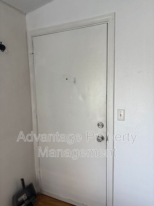 Building Photo - 146 SW Cottage St