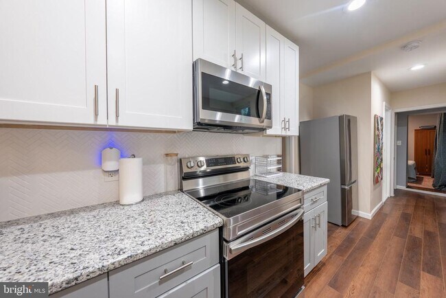 Photo - 2205 Emerald St