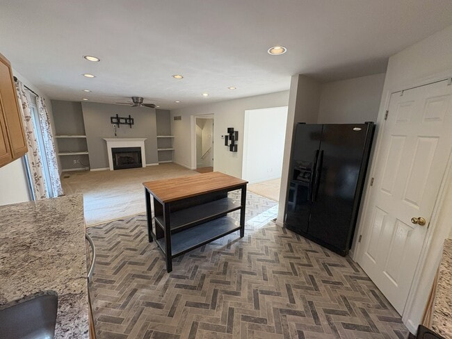 Kitchen looking towards living room - 2562 Creve Coeur Dr