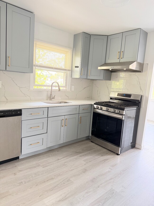 Building Photo - 57-24 Cloverdale Blvd Unit #2FL