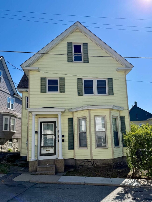 Building Photo - Bright 3-Bedroom Nashua Rental Near Downtown, Shopping, and Commuter Routes Unit B