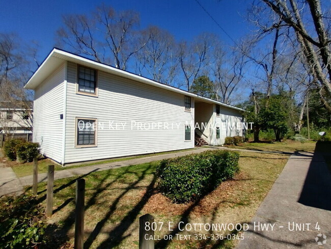 Building Photo - This cozy 2-bedroom & 1-bath apartment in ... Unit 4