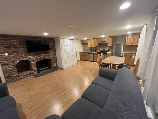 409 Adams St Unidad Onebedroom