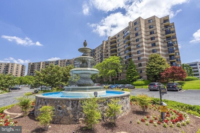 Building Photo - 8370 Greensboro Dr Unit 510