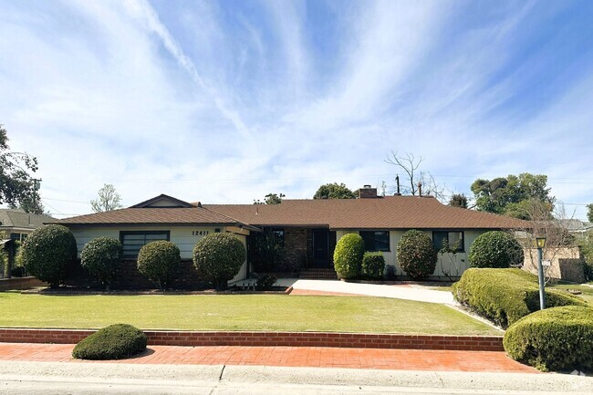 Building Photo - Custom Built Cul De Sac Home in Garden Grove!