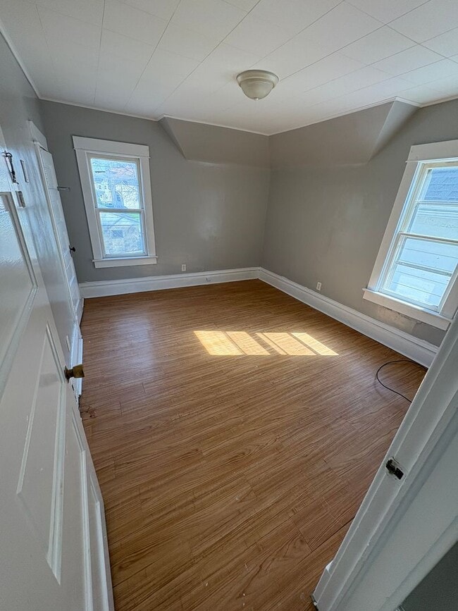 Building Photo - 815 W 1st St