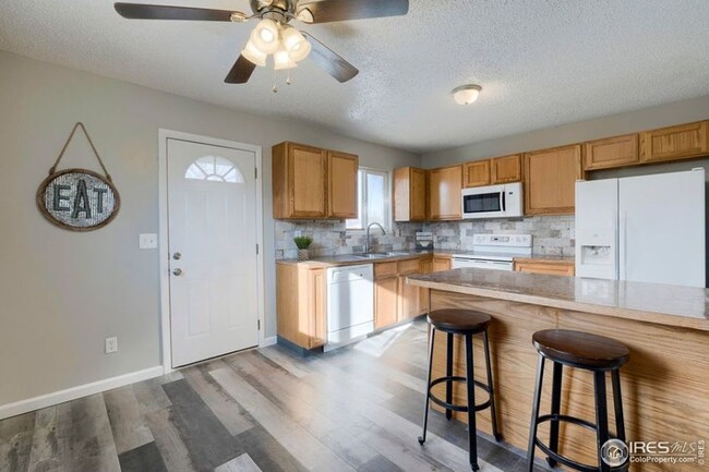 Shared kitchen - 2133 Wedgewood Ct Casa Unidad #4