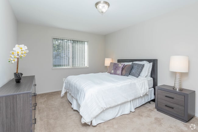 1BR, 1BA - 836 SF
