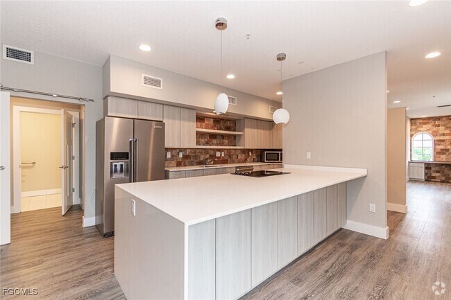 Building Photo - 4645 SE 11th Pl Unit 201 Rental