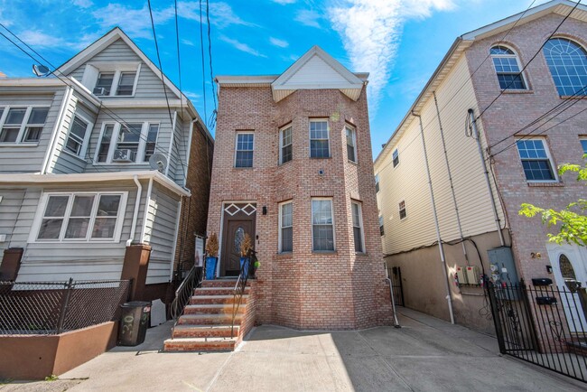 Building Photo - 28 Armstrong Ave Unit 2