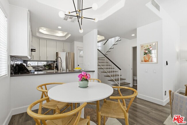 11110 Camarillo St Unit 122