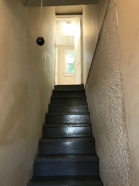 Escaleras al apartamento - 710 N Maple St