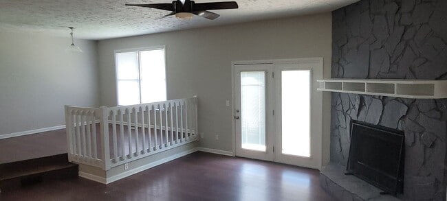 Photo - Clean 3 bedrooms, 2 baths, single garage w/remote control, and fenced yard!!