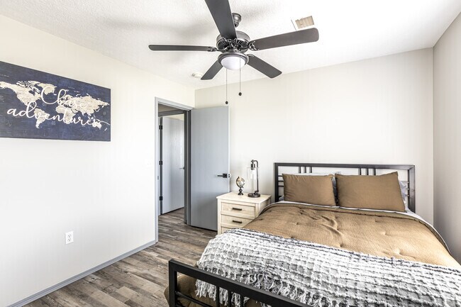 2BR, 2BA - 1190SF