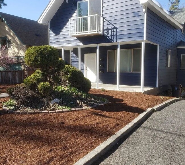 Building Photo - Recently renovated 2 Bed 2 Bath 1050 sq/ft... Unit A Rental