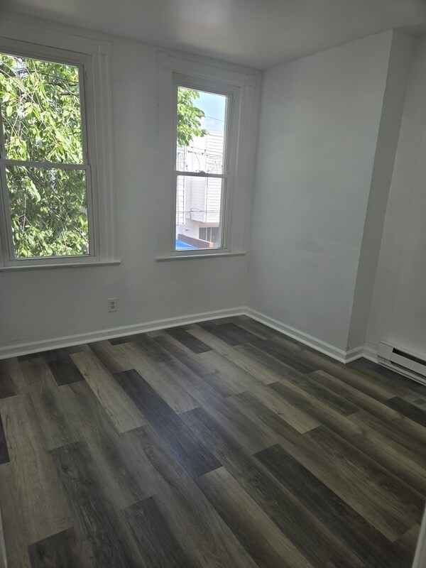 Photo - 6330 Regent St