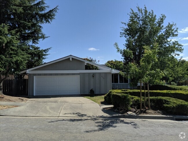 Building Photo - Remodeled 4 Bed 2 Bath Beauty in Vintage H... Rental
