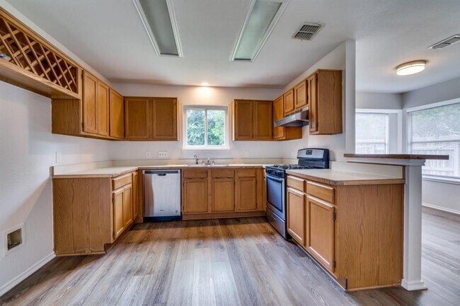 Photo - 15902 De Peer Ave