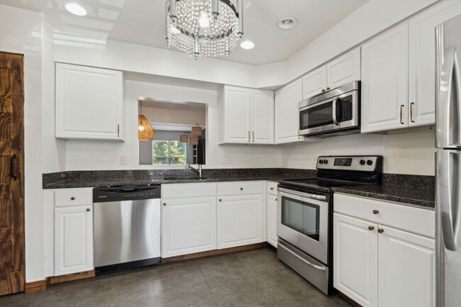 Photo - Spacious 3br Townhome with Deck& Patio. Re...