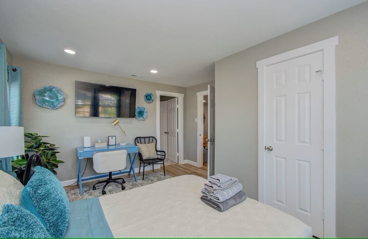 Photo - 4802 Crane St