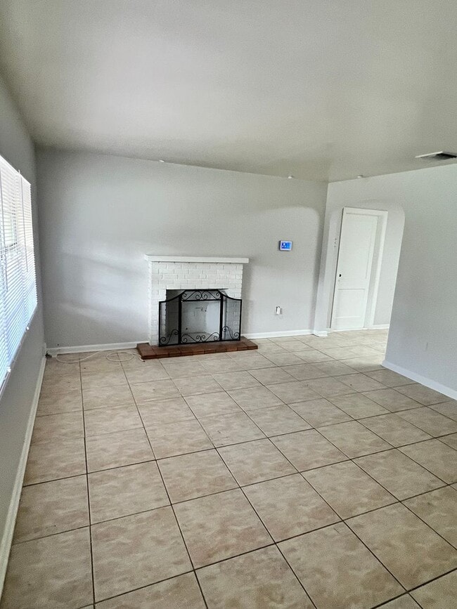 Photo - 2 BEDROOM 1 BATH SINGLE FAMILY HOME WITH A SEPARATE DEN (POSSIBLE 3RD BEDROOM)