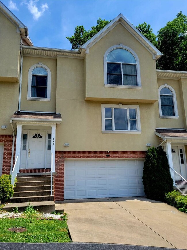 3 bed 2.5 bath on West Run Road -- Availab... - 3 bed 2.5 bath on West Run Road -- Availab... House