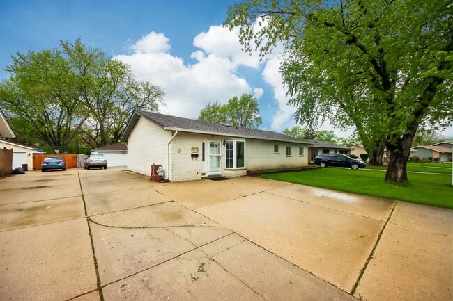 Photo - 670 Lakeview Ln