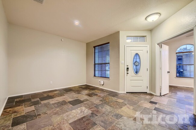 1136 Roundhouse Dr